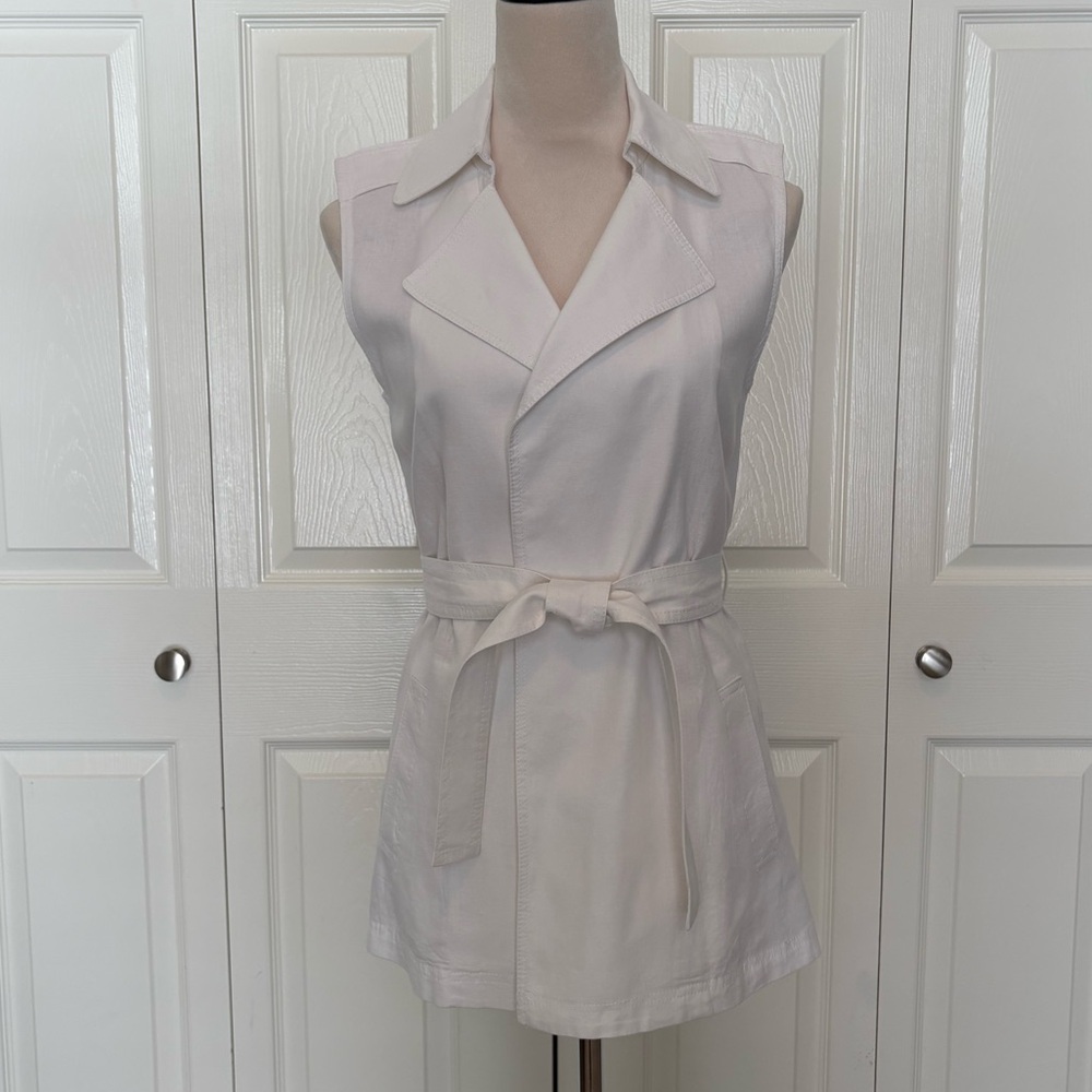 White House Black Market tie-waist vest. Size XS
